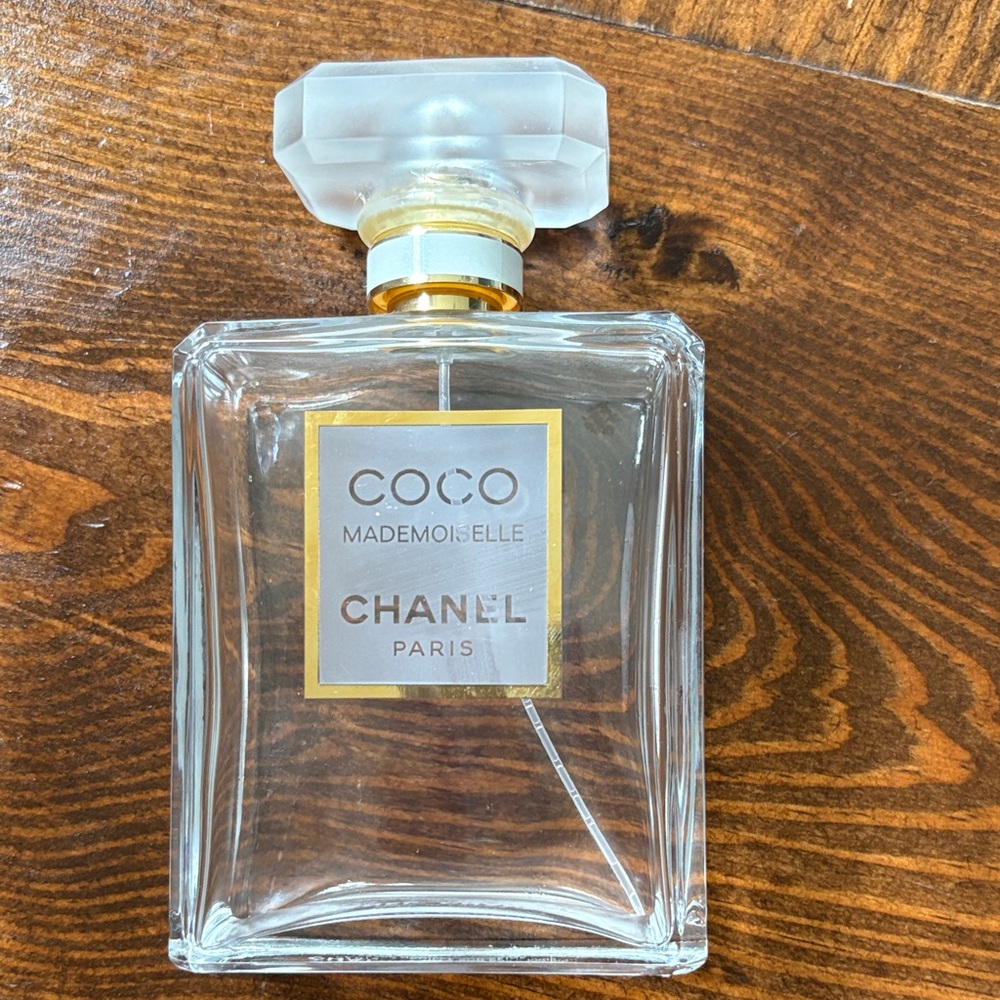 CHANEL Coco Mademoiselle with Gold and Clear Design . No perfume. 🫶🏻🌟💥
So fancy🌟